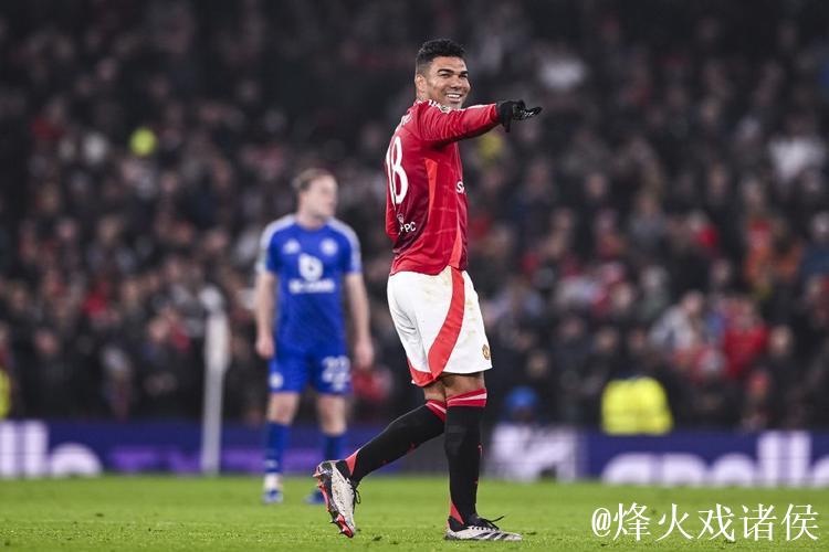 不满尽显！B费赛后用球衣擦汗，与卡塞米罗热烈交流