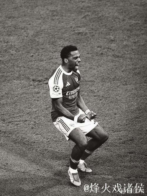 廷贝尔晒照庆祝主场胜利:球队展现强者风范 廷贝尔晒照庆祝主场胜利:球队展现强者风范